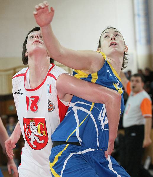 Basketbal Sokol Hradec Králové : ZVVZ USK Praha, zleva  Věchtová, Whallen