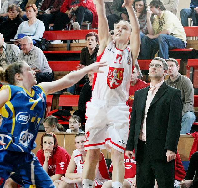 Basketbal Sokol Hradec Králové : ZVVZ USK Praha, trenér Sokola Hradec Králové - Miroslav Volejník