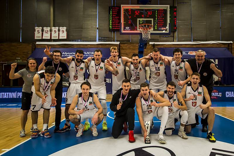 Hradec Králové (v bílém) vs. Pardubice 92:90. Královští sokoli mohli ihned po skončení duelu o bronz slavit.