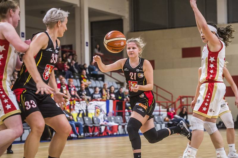 Stříbro hradeckých basketbalistek. Lvice prvenství neobhájily.