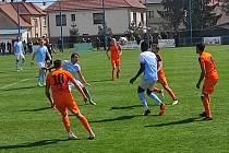 Chlumečtí fotbalisté (v modrobílém) remizovali ve východočeském derby s Živanicemi 1:1.