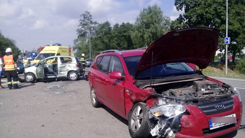 Dopravní nehoda dvou osobních automobilů u odbočky na Štěnkov na silnici I/11.