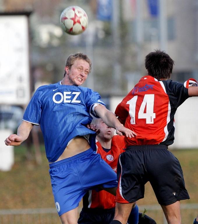 Fotbalisté Letohradu (v modrém) hostili ve víkendovém utkání ČFL celek Náchoda.