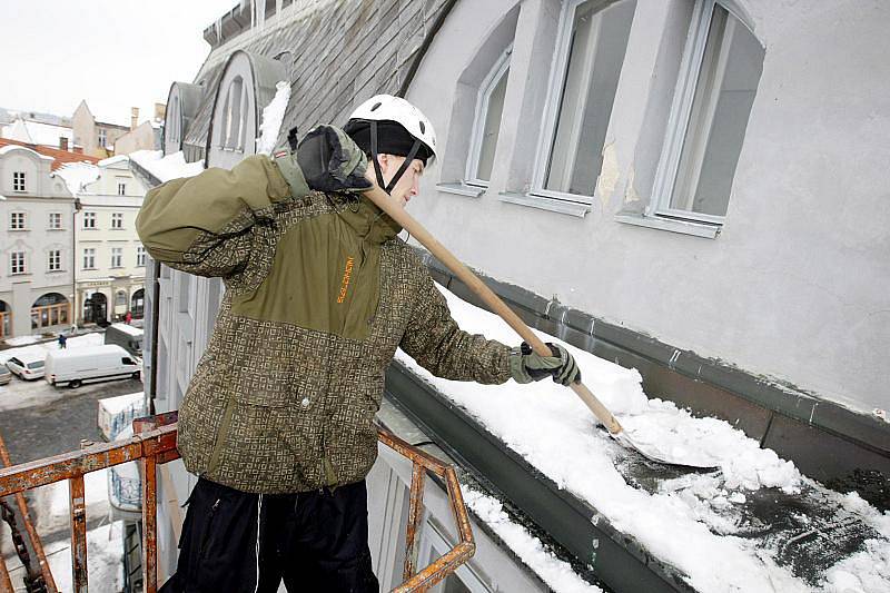 Obleva vyburcovala majitele mnoha domů k akci, odklízení těžkého sněhu ze střech domů.