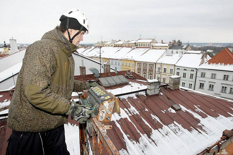 Obleva vyburcovala majitele mnoha domů k akci, odklízení těžkého sněhu ze střech domů.