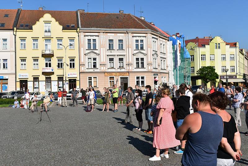 Oproti poslední demonstraci přišlo v úterý o desítky lidí méně.