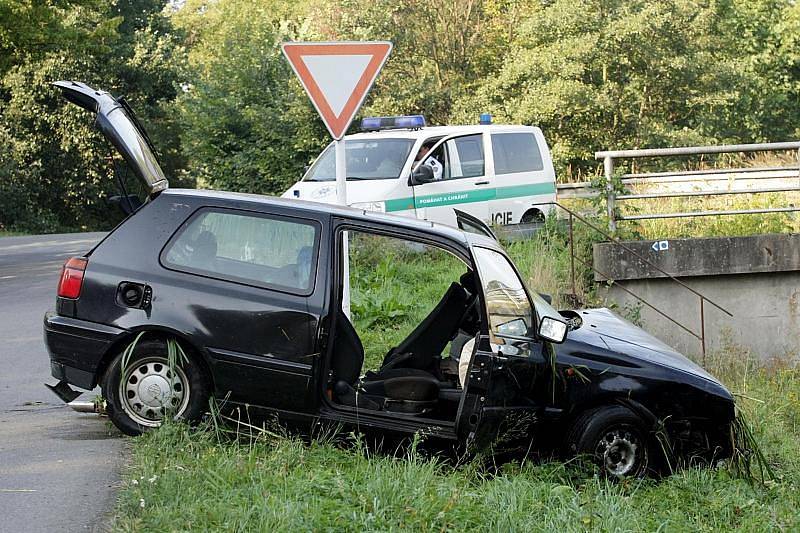 Dopravní nehoda u Vysoké nad Labem, kde utekl řidič od havarovaného vozidla.