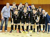 Futsalisté hradeckého Madosu (U17) se stříbrnými medailemi.