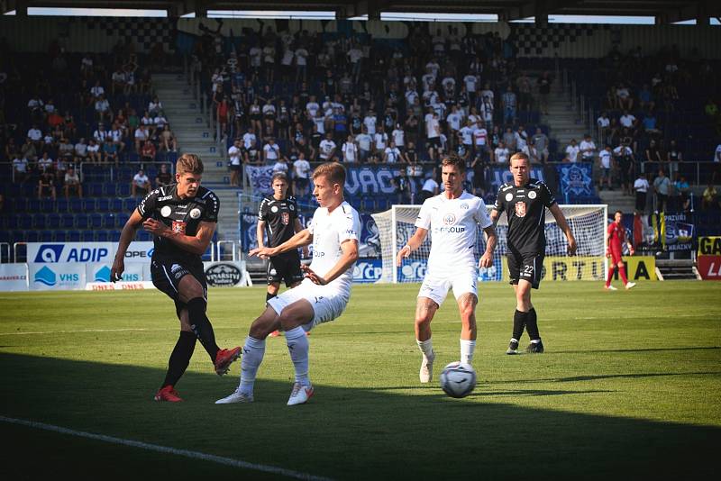 DUEL. Fotbalisté Hradce Králové prohráli na Slovácku 0:1.