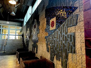 Mozaika v dvoraně kina Bio Central.