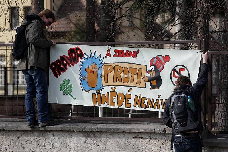 Demonstranti proti rasizmu dorazili do Nového Bydžova