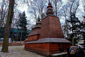 Unikátní dřevěný kostel svatého Mikuláše královéhradeckých Jiráskových sadech.