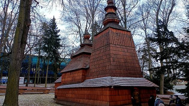 Unikátní dřevěný kostel svatého Mikuláše královéhradeckých Jiráskových sadech.