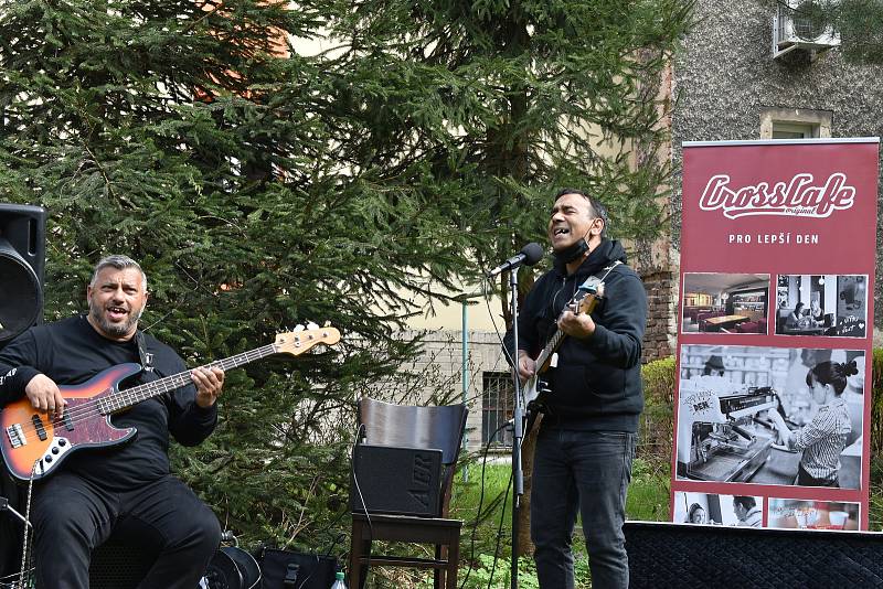 Koncert romské kapely Terne Čhave ve vnitroblocích v centru Hradce Králové.