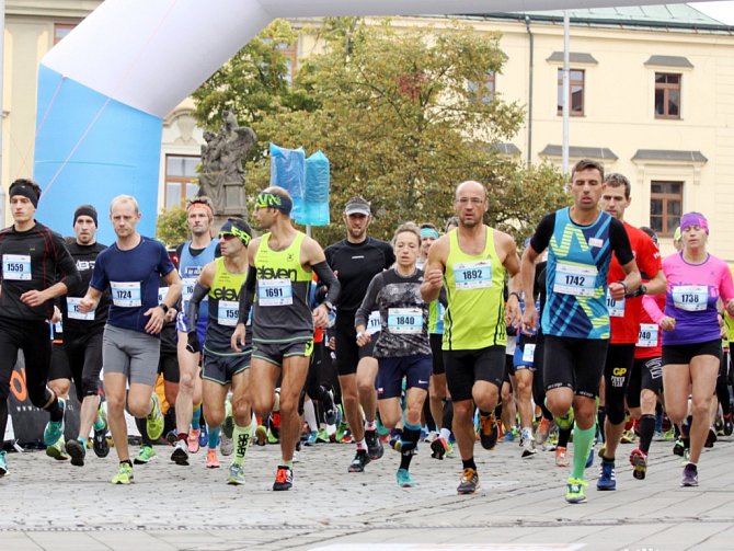 Popularita hradeckého maratonu a půlmaratonu roste, svědčí o tom počet běžců.
