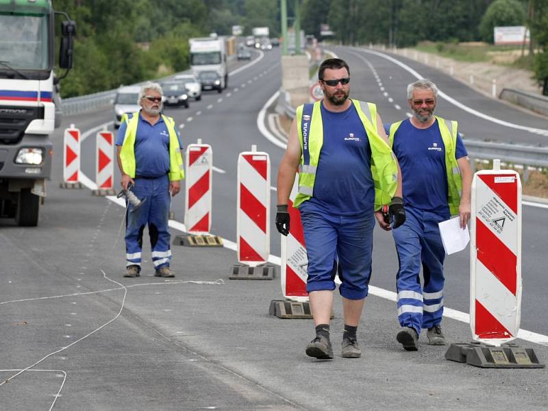 Silniční čtyřpruh mezi Hradcem Králové a Pardubicemi.