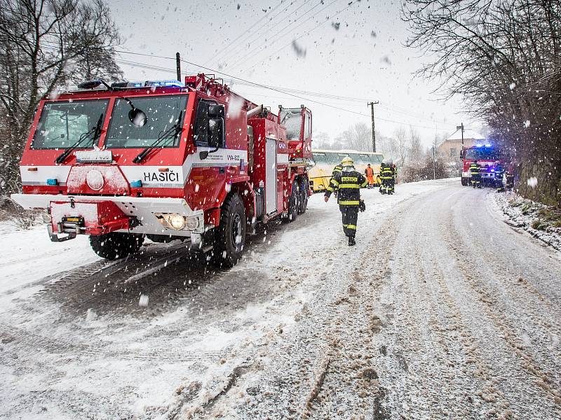 Sněhová kalamita na Královérahdecku. Zapadlý autobus hrozil pádem v obci Dolní Rybníky na Náchodsku z kopce museli ho vyprostit hasiči.