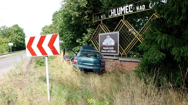 Havárie osobního automobilu v Chlumci nad Cidlinou.