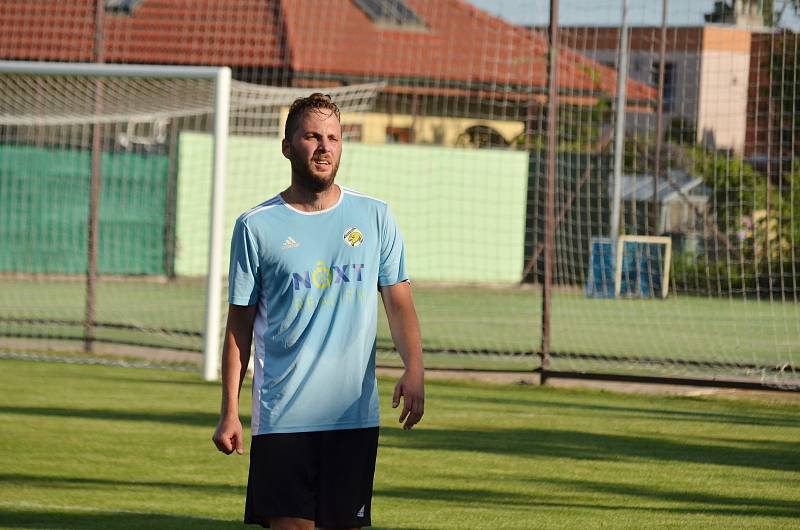 VÝHRA. Fotbalisté Stěžer porazili v úvodním utkání sezony I. B třídy Smiřice 5:0..