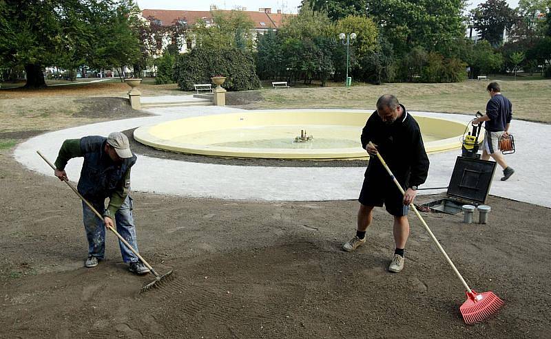 Opravy kašny v Žižkových sadech.