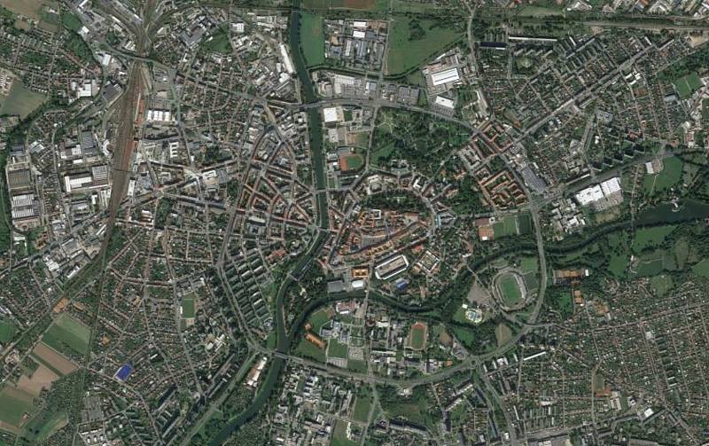 Letecké snímky centra Hradce Králové a okolí. Centrum města v roce 2020.