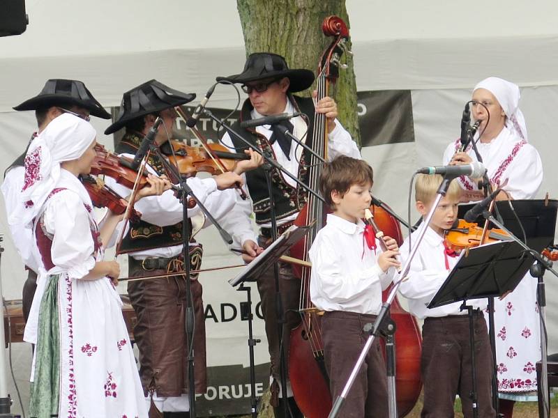 Mezinárodní folklorní festival v královéhradeckých Jiráskových sadech.