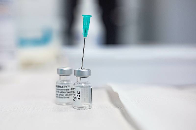 V této chvíli se v Náchodské nemocnici očkuje zejména vakcína společnosti Pfizer-Biontech. Ta po druhé dávce vykazuje účinost 95%.