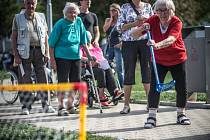 Sportovní hry seniorů ve fitparku u domu Harmonie v Hradci Králové.