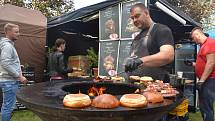Desítky různých "hambáčů" mohou lidé ochutnat na pouličním svátku burgerů u hradeckého Futura.