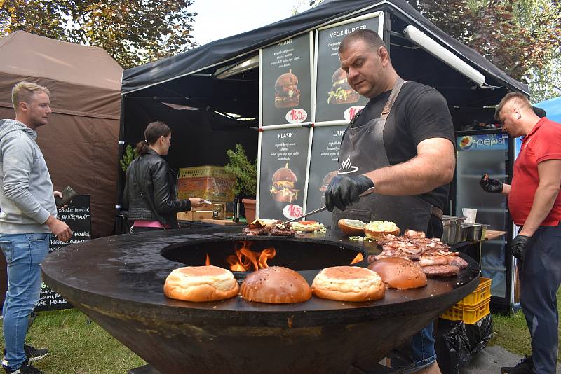 Desítky různých "hambáčů" mohou lidé ochutnat na pouličním svátku burgerů u hradeckého Futura.