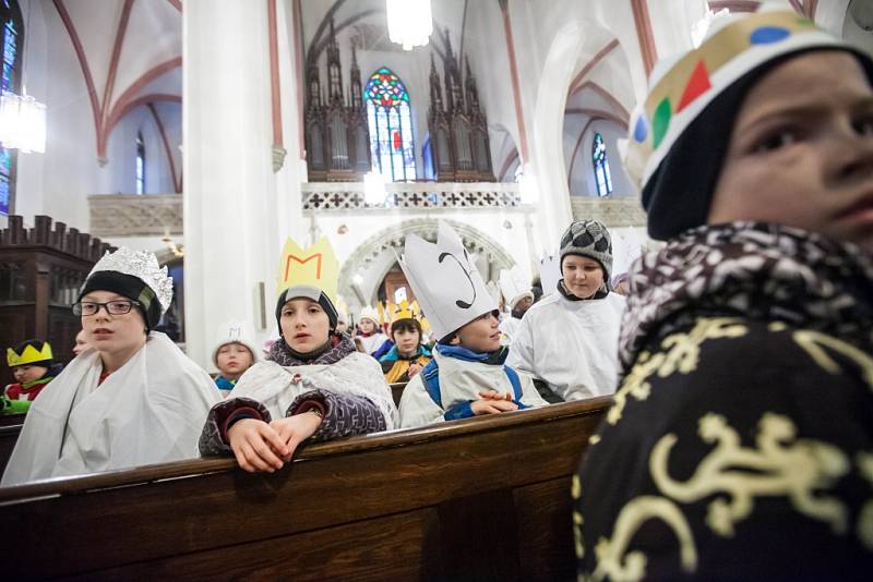 Biskupské požehnání tříkrálovým koledníkům v katedrále sv. Ducha v Hradci Králové.