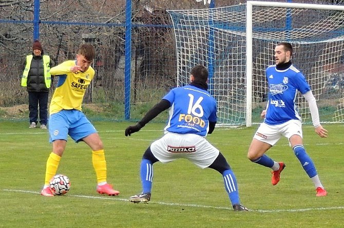 VE FORMĚ. Roudnický Marek Vítek (vlevo) vsítil o víkendu gól na půdě Lokomotivy, celkem už na jaře skóroval šestkrát.