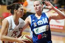 Basketbal žen: Hradecké Lvice x BK CCA Strakonice  - Steffanová Milena a Zmeková.