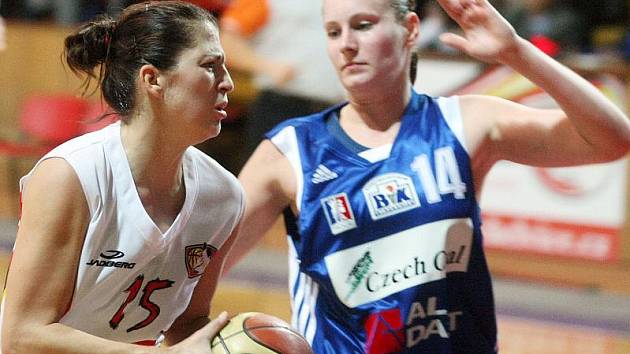 Basketbal žen: Hradecké Lvice x BK CCA Strakonice  - Steffanová Milena a Zmeková.