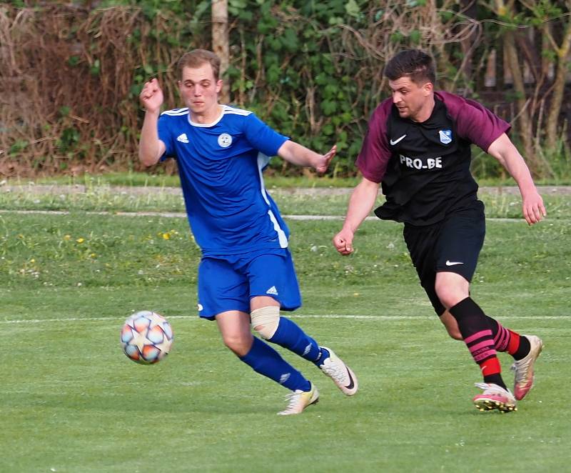 ŠLÁGR PŘEBORU. Fotbalisté Dohalic (v modrém) si dojeli pro cenné tři body do Prasku, kde po boji zvítězili 4:2. Foto: Lubomír Douděra