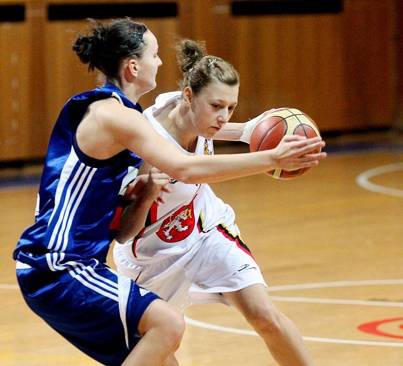 Basketbal žen: Hradecké Lvice x BK CCA Strakonice  -Bartáková Lenka a Náhunková Kateřina.