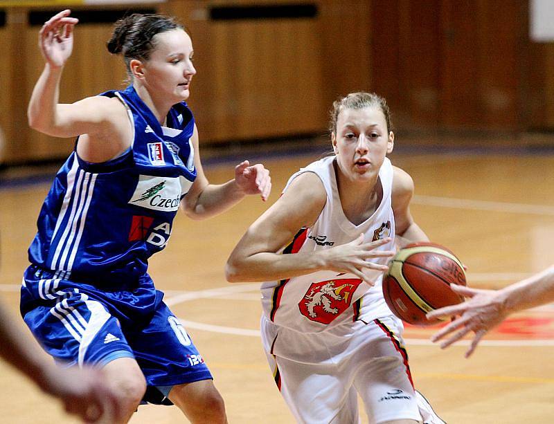 Basketbal žen: Hradecké Lvice x BK CCA Strakonice  - Bartáková Lenka a Náhunková Kateřina.