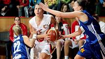 Basketbal žen: Hradecké Lvice x BK CCA Strakonice  - Steffanová Milane, Pilátová Zuzana.