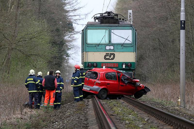 Smrtelná nehoda v Třebechovicích p. O., kde mladá řidička vjela přímo pod jedoucí vlak. 12. dubna 2010.