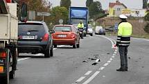 U Všestar na Hradecku došlo 15. října ke kolizi tří osobních vozů. Nehoda si vyžádala dva lidské životy.