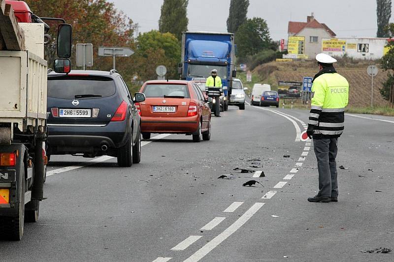 U Všestar na Hradecku došlo 15. října ke kolizi tří osobních vozů. Nehoda si vyžádala dva lidské životy.