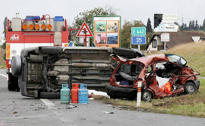 U Všestar na Hradecku došlo 15. října ke kolizi tří osobních vozů. Nehoda si vyžádala dva lidské životy.