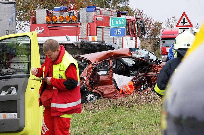 U Všestar na Hradecku došlo 15. října ke kolizi tří osobních vozů. Nehoda si vyžádala dva lidské životy.