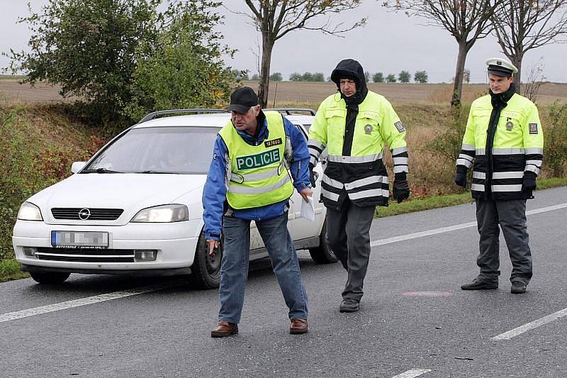 U Všestar na Hradecku došlo 15. října ke kolizi tří osobních vozů. Nehoda si vyžádala dva lidské životy.