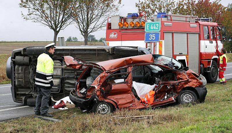 U Všestar na Hradecku došlo 15. října ke kolizi tří osobních vozů. Nehoda si vyžádala dva lidské životy.