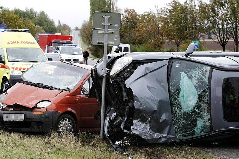 U Všestar na Hradecku došlo 15. října ke kolizi tří osobních vozů. Nehoda si vyžádala dva lidské životy.