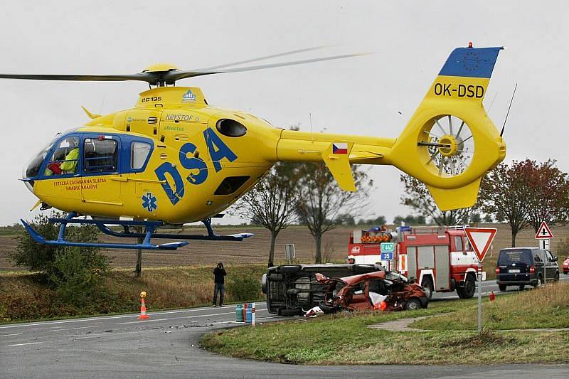 U Všestar na Hradecku došlo 15. října ke kolizi tří osobních vozů. Nehoda si vyžádala dva lidské životy.