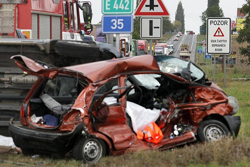 U Všestar na Hradecku došlo 15. října ke kolizi tří osobních vozů. Nehoda si vyžádala dva lidské životy.