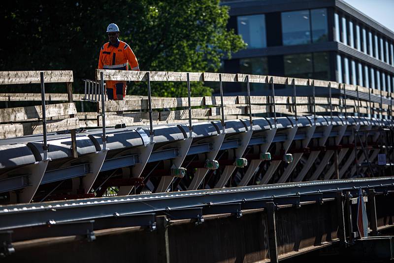 Nová lávka přes Labe u kongresového centra Aldis se pro veřejnost otevře na jaře příštího roku. Stavba za 162 milionů začíná nabývat konečné tvary.