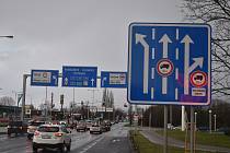 Nejvíce se v Hradci Králové bourá na křižovatce ulic Pilnáčkova a Akademika Bedrny. Za poslední dva roky se tady stalo 19 nehod, nejčastější příčinou byla jízda na červenou v kombinaci s odbočováním vlevo.